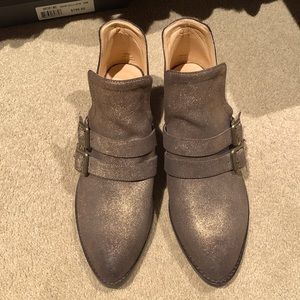 Gold sbicca shoes. These are very cool!